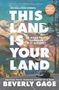 „THIS LAND IS YOUR LAND“; „A ROAD TRIP THROUGH U.S. HISTORY“; „BEVERLY GAGE“. Gemälde von Bergen im Hintergrund. Auto auf Straße.