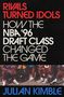 "RIVALS TURNED IDOLS: HOW THE NBA '96 DRAFT CLASS CHANGED THE GAME" steht oben in großen roten und weißen Buchstaben. Unten sind teilsitzende Athleten in Basketballkleidung.