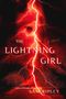 „THE LIGHTNING GIRL“, „A Novel“, „Author of The Rule of Three“, „SAM RIPLEY“. Intensives Blitzmotiv, roter Hintergrund.