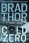 Große, blaue Schrift: "BRAD THOR COLD ZERO". Flugzeugflügel und Triebwerk über einem stürmischen Meer.
