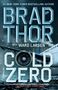 „BRAD THOR“, „COLD ZERO“, „A THRILLER“. Flugzeugflügel und Turbine über eisigem Wasser., Buch
