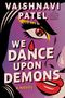 Text: "VAISHNAVI PATEL, WE DANCE UPON DEMONS, A NOVEL." Illustration eines Gesichts mit rotem Lippenstift und tränenförmigem Detail., Buch