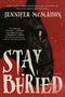 Text: "Jennifer McMahon, Stay Buried, A novel." Im Hintergrund ein Pferd mit rotem Hintergrund und Schädelsymbol., Buch