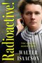 „Radioactive!“ in Gelb vertikal, „The Life of Marie Curie“ und „Walter Isaacson“. Porträt einer Frau in historischer Kleidung., Buch