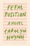 „Fetal Position, A Novel, Carolyn Huynh“ in grüner Schrift auf rosa, menschlicher Silhouette-Muster., Buch