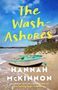 "The Wash-Ashores" oben, darunter "Hannah McKinnon". Ein Boot am Strand vor einem Haus, blauer Himmel., Buch