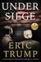 Text: Under Siege. My Family’s Fight to Save Our Nation. Eric Trump. Foreword by President Donald J. Trump. Amerikanische Flagge, zwei Männer von hinten im Anzug., Buch