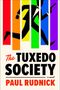 „The Tuxedo Society“, ein Roman von Paul Rudnick. Silhouette eines laufenden Mannes mit Pistole auf buntem Hintergrund., Buch