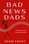 "BAD NEWS DADS" und "EVERY TEAM HAS SECRETS. THIS ONE HAS A BODYCOUNT." auf rotem Hintergrund mit Strichmännchen., Buch