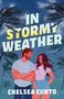 Text: "IN STORMY WEATHER", "a novel", "CHELSEA CURTO". Zwei Personen stehen im Sturm, Palmen biegen sich im Wind, Blitze im Himmel.