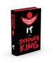 Text: "IT", "A Novel", "Stephen King". Schwarzes Cover mit roten Elementen, darunter ein Clown-Gesicht mit grinsendem Mund.