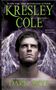 Titel: DARK SKYE. Autor: KRESLEY COLE. Ein Mann schaut ernst, umgeben von Blitzen., Buch