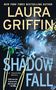Text: LAURA GRIFFIN, SHADOW FALL, A Tracers Novel. Bild: Blaue Blumen explodieren dramatisch., Buch