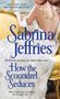 "Sabrina Jeffries: How the Scoundrel Seduces. Frau im weißen Kleid lehnt an Mann, elegant und romantisch.", Buch