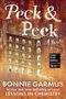 Texte: "Peck & Peck", "A Novel", "Bonnie Garmus", "Lessons in Chemistry". Illustration: Ein beleuchtetes Gebäude im Stil von New York., Buch