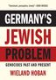 “GERMANY’S JEWISH PROBLEM: GENOCIDES PAST AND PRESENT” – Text von Wieland Hoban auf farblich abgesetzten Streifen.