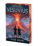 „The end is coming. The gods are watching. VESUVIUS.“ Zwei Menschen halten Hände, beobachten Vulkan Vesuvs Ausbruch.