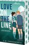 LOVE ON THE LINE. Zwei Personen halten auf einem Fußballplatz Händchen., Buch