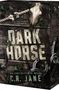 "Some traps are worth staying caught in. DARK HORSE. C.R. JANE. Ein hölzerner Hintergrund, Schädel, Seil und Hufeisen."