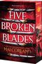 „Only one can take the crown. FIVE BROKEN BLADES, Mai Corland.“ Rote Illustration mit Schwertern und Silhouette vor Sonne., Buch