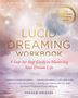 Texte: "The Lucid Dreaming Workbook", "A Step-by-Step Guide to Mastering Your Dream Life", "FOR BEGINNERS & EXPERTS ALIKE". Illustration einer Traumlandschaft mit Mond.