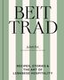 Text: "BEIT TRAD by Sarah Trad. Photography by Matthieu Salvaing. Recipes, Stories & The Art of Lebanese Hospitality."  
Hintergrund: Breite grüne und weiße Streifen., Buch