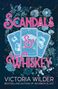"Scandals & Whiskey" in großen pinken Buchstaben, darunter "Victoria Wilder". Blaue Blumen, drei Spielkarten., Buch
