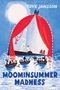 "Moominsummer Madness" oben Tove Jansson, große Bühne mit rotem Vorhang, Mond, Boote im Wasser, Moomin-Charaktere., Buch