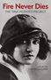 "Fire Never Dies: The Tina Modotti Project" oben, "A Play by Carmen Aguirre" unten. Foto einer Frau mit Hut., Buch