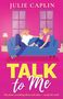 Text: „JULIE CAPLIN“, „TALK to Me“. Zwei Personen sitzen auf einem blauen Sofa, in einem pinken Raum.