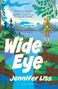 „Wide Eye“ von Jennifer Liss. Illustration: Person steht auf Klippe, bewaldete Szenerie mit Fluss, Berge im Hintergrund.