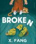 "Broken. X. Fang." Illustration: Kind in brauner Hose, Katze, zerbrochene Tasse auf Holzboden., Buch