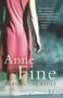 „Anne Fine, Raking the Ashes“. Zitat lobt Buch als tiefgründig. Frau in rotem Kleid im Hintergrund. Unscharfer Hintergrund.