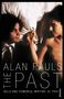 „ALAN PAULS, THE PAST“ steht groß, darunter „BOLD AND POWERFUL WRITING“ EL PAIS. Zwei Personen in einem Bett, nah beieinander.