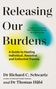 Text: "Releasing Our Burdens", "A Guide to Healing Individual, Ancestral and Collective Trauma". Namen: Dr. Richard C. Schwartz, Dr. Thomas Hübl. Farben: Gelb, Grün, Blau.