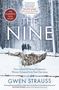 "The Nine" von Gwen Strauss, über mutige Frauen im Widerstand. Verschneiter Wald, Menschen, Stacheldraht, Stofffetzen.