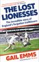 "THE LOST LIONESSES", Buchcover mit Fußballspiel-Szene und Text: "Gail Emms", "The incredible story of England's forgotten trailblazers"., Buch