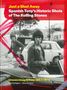 „Just a Shot Away: Spanish Tony's Historic Shots of The Rolling Stones“. Schwarz-weißes Foto von zwei Männern vor Autos., Buch