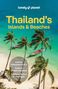 „Thailand’s Islands & Beaches“; „Explore untouched Ko Kut“; Palmen, Boote und ein heller Sandstrand am türkisfarbenen Wasser., Buch