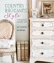 "Country Brocante Style: A Decorative Country Life." Antiker Stuhl und Kommode, Vintage-Bücher, Blumen in Vase, Gemälde.