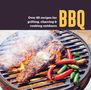 Text: "Over 60 recipes for grilling, charring & cooking outdoors. BBQ." Fleisch und Chilis auf einem heißen Grill mit Flammen.