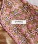 CHANEL PHILOSOPHY. Mara Cappelletti. Unofficial and Unauthorised. Stoff mit rosa und beige-musterten Details., Buch