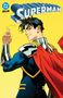 "Superman", "ALL IN" und ein blaues Logo oben. Illustration eines lächelnden Mannes mit rotem Umhang auf gelbem Hintergrund., Buch