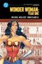 „Wonder Woman: Year One“ steht in großen gelben Buchstaben. Illustration von Wonder Woman in goldener Rüstung., Buch