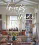 „Tricks of the Trade“ und „Kathryn M. Ireland“; Wohnzimmer mit einem Sofa, Bücherregalen und hellem Ambiente., Buch