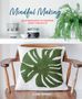 „Mindful Making: De-stress and be in the moment with creative craft projects“. Kissen auf Stuhl, Pflanze und Schalen.