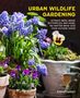 Text: "URBAN WILDLIFE GARDENING. Attract bees, birds, butterflies and more, no matter what size your outside space. EMMA HARDY."  
Szenenbeschreibung: Bunte Blumen in Tontöpfen.