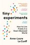 Cover des Buchs "tiny experiments" von Anne-Laure Le Cunff. Zitate und bunte Punkte als Gestaltungselemente.