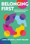 "BELONGING FIRST" und "Building connection and trust in the primary classroom" auf grünem Hintergrund mit bunten Formen., Buch