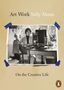 "Art Work Sally Mann: On the Creative Life" steht voran. Eine Frau sitzt rauchend an einem Tisch mit einer Kamera.